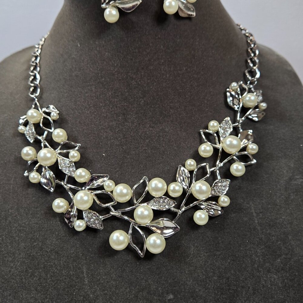 🌸 Stunning Pearl & Crystal Jewelry Set - Picture 3 of 4